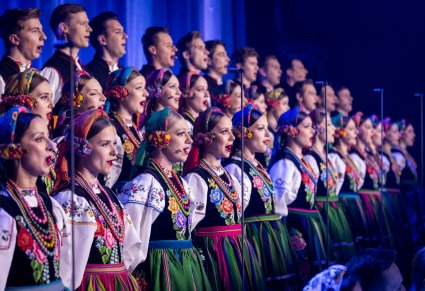 Chór Mazowsza w kostiumach łowickich śpiewa