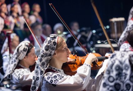 Zbliżenie na skrzypaczkę