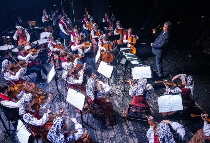 Widok z góry na orkiestrę