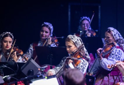 Zbliżenie na sekcję smyczkową orkiestry