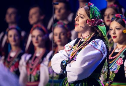 Solistka Mazowsza w kostiumie łowickim śpiewa