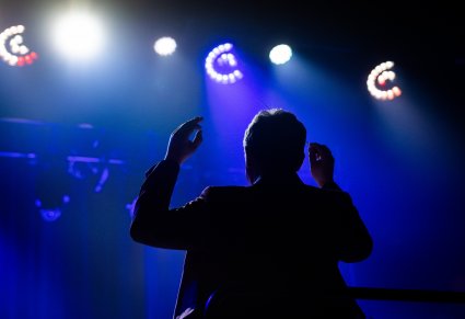 Sylwetka dyrygenta - widok pod światło