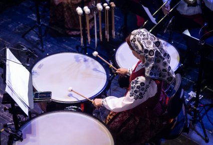 Widok z góry na perkusistkę grającą na kotłach