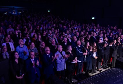 Publiczność bije brawo