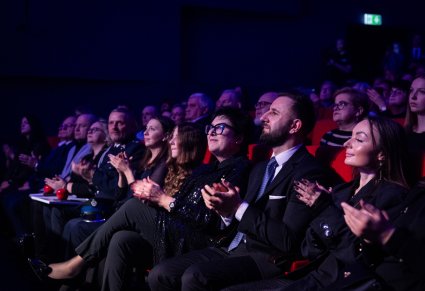 Publiczność bije brawo