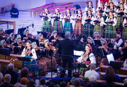 Solistki, chór, orkiestra i dyrygent podczas koncertu w kościele