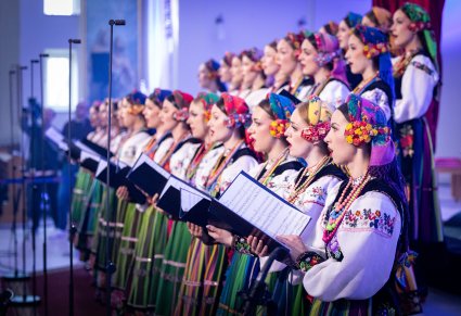 Chór w kostiumach łowickich podczas występu w kościele