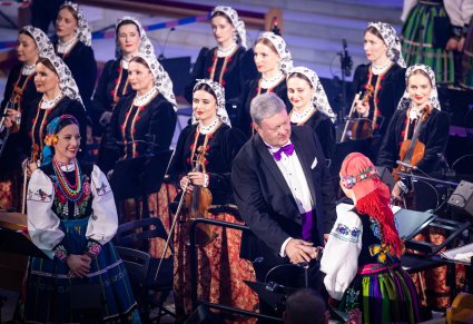Zbliżenie na dyrygenta i solistki