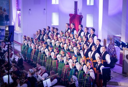 Chór w kostiumach łowickich podczas występu w kościele