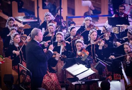 Dyrygent i orkiestra podczas koncertu