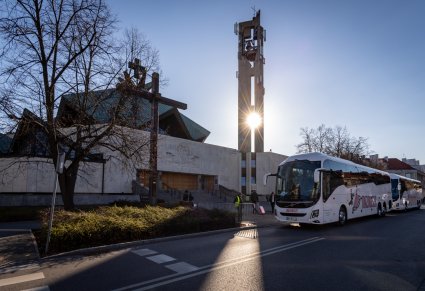 Autokar zespołu "Mazowsze" stojący przed kościołem na warszawskich bielanach