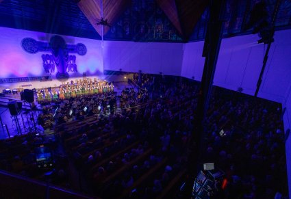Koncert w kościele, widoczny chór, orkiestra i widownia
