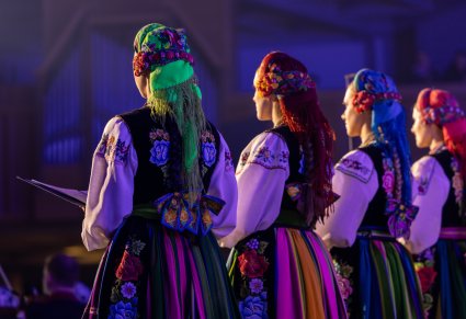 Zbliżenie na chórzystki w kostiumach łowickich