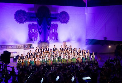 Koncert w kościele, widoczny chór i orkiestra