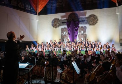 Koncert w kościele, widoczny chór, orkiestra i dyrygent