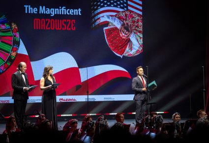 Na scenie prowadzący koncert wraz z Sekretarzem Marszałka Województwa Mazowieckiego, Emilem Sawickim