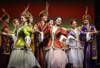Zbliżenie na Artystów Baletu w kontuszach w trakcie wykonywania choreografii tanecznej