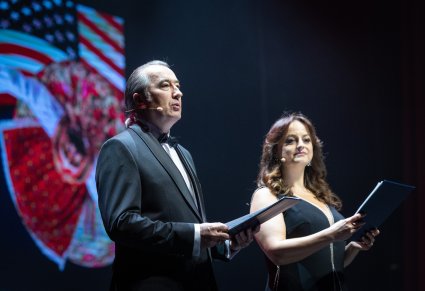 Zbliżenie na prowadzących koncert