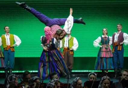 Zbliżenie na Artystów Baletu w kostiumach opoczyńskich podczas wykonywania choreografii tanecznej