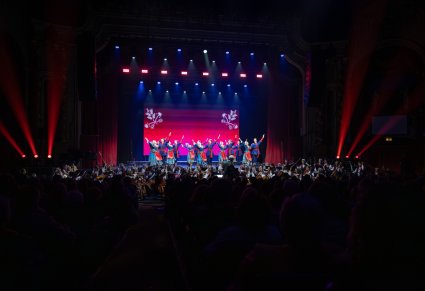 Szeroki widok na scene i publiczność w sali Copernicus Center, Na scenie Artyści Baletu w kostiumach kujawskich