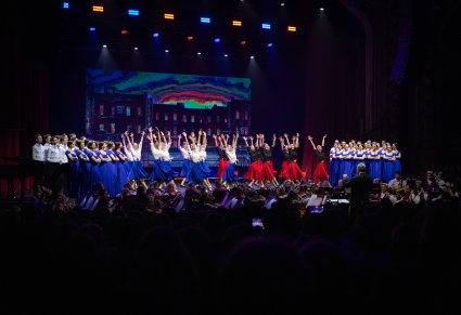 Na scenie Artyści Baletu w kostiumach współczesnych podczas wykonywania choreografii tanecznej do utworu Medley, niżej pod sceną Orkiestra w kostiumach wilanowskich wraz z Dyrygentem
