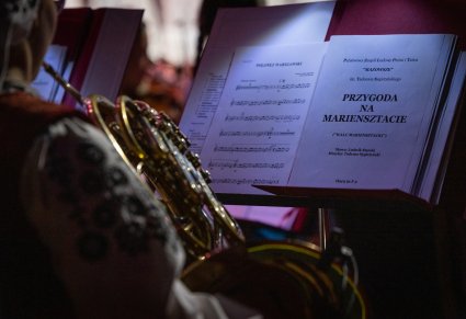 Zbliżenie na waltornie i nuty