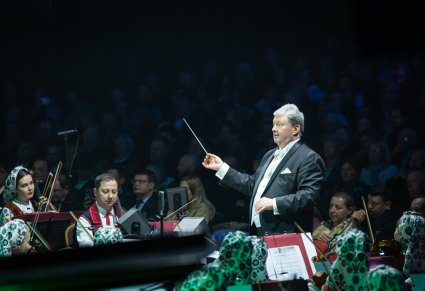 Zbliżenie na Dyrygenta wraz z Orkiestrą w kostiumach wilanowskich