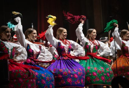 Zbliżenie na Artystki w kostiumach podhalańskich w trakcie wykonywania choreografii tanecznej