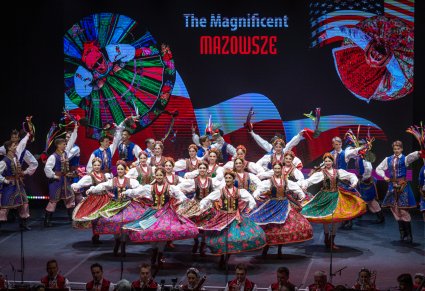 Na scenie Artyści w kostiumach krakowskich podczas wykonywania choreografii tanecznej