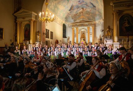 Chór i orkiestra podczas koncertu w kościele