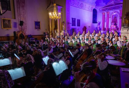 Koncert w kościele, widoczny chór i orkiestra