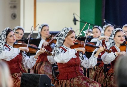 Zbliżenie na skrzypaczki podczas koncertu