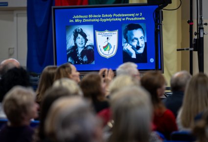 Ekran ze zdjęciami Tadeusza i Miry Sygietyńskich na 60leciu szkoły