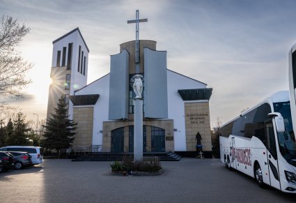 Autokar zespołu "Mazowsze" stojący przed kościołem na warszawskim gocławie