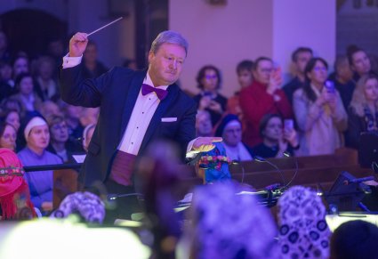 Zbliżenie na dyrygenta podczas koncertu