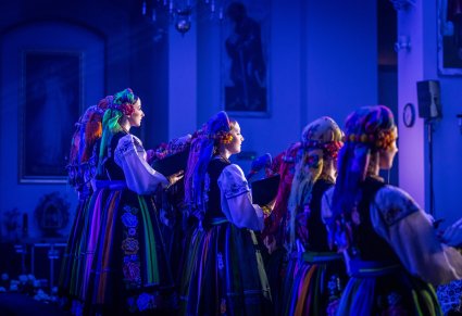 Chór w kostiumach łowickich