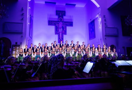 Chór i orkiestra podczas koncertu w kościele