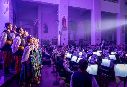 Chór i orkiestra podczas koncertu w kościele