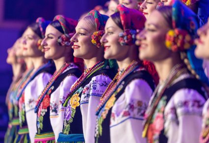 Zbliżenie na chórzystki w kostiumach łowickich