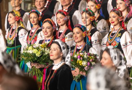 Zbliżenie na chór i solistki z kwiatami