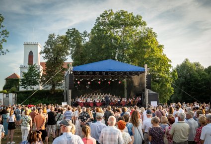 Widok na scenę na której są Artyści, widoczna jest również publiczność