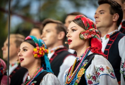 Zbliżenie na Artystów w strojach łowickich