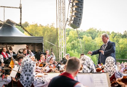 Widok na orkiestrę z Dyrektorem Jackiem Bonieckim, który dyryguje koncert
