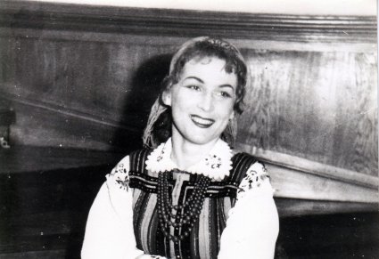 Irena Santor, polska piosenkarka. W latach 1951–1959 była solistką zespołu „Mazowsze”