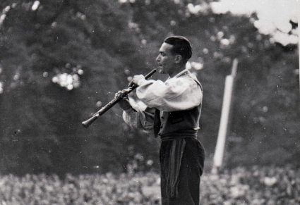 Bohdan Łukaszewicz, oboista, jeden z pierwszych mazowszaków podczas koncertu w Brzegu Dolnym, 1952 r