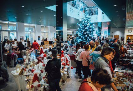 Jarmark świąteczny, odwiedzający i stoiska