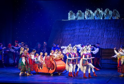 Przedstawienie świąteczne, sanie z dziećmi ciągnięte przez "konie"