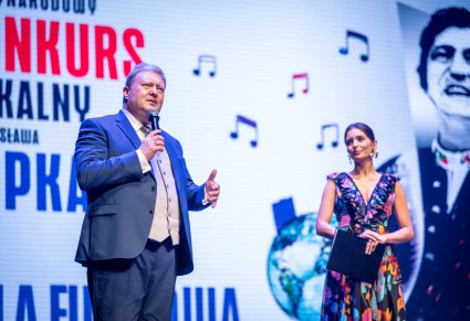 Dyrektor Jacek Boniecki z konferansjerem Katarzyną Sanocką na scenie podczas Gali Finałowej
