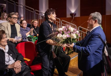 Dyrektor Jacek Boniecki wręczający kwiaty Marii Jopek