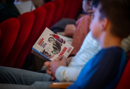 Śpiewnik w rękach gościa gali